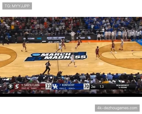 NCAA“疯狂三月”决赛现场，观众席惊现前总统特朗普身影